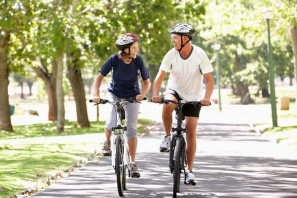 couple-cyclingin-park-2308627
